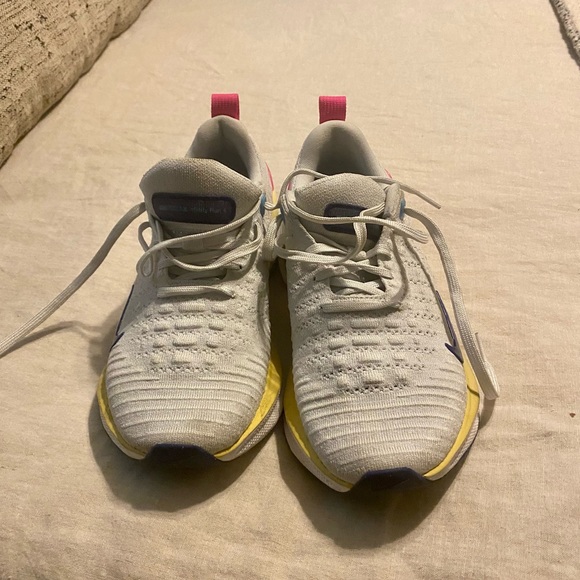 Nike Infinity Running Shoes - Picture 3 of 4